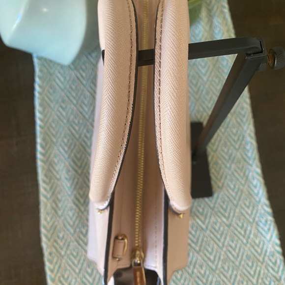 Michael Kors Small Tote (Light Pink) w/Gold Hardware. - Picture 3 of 14